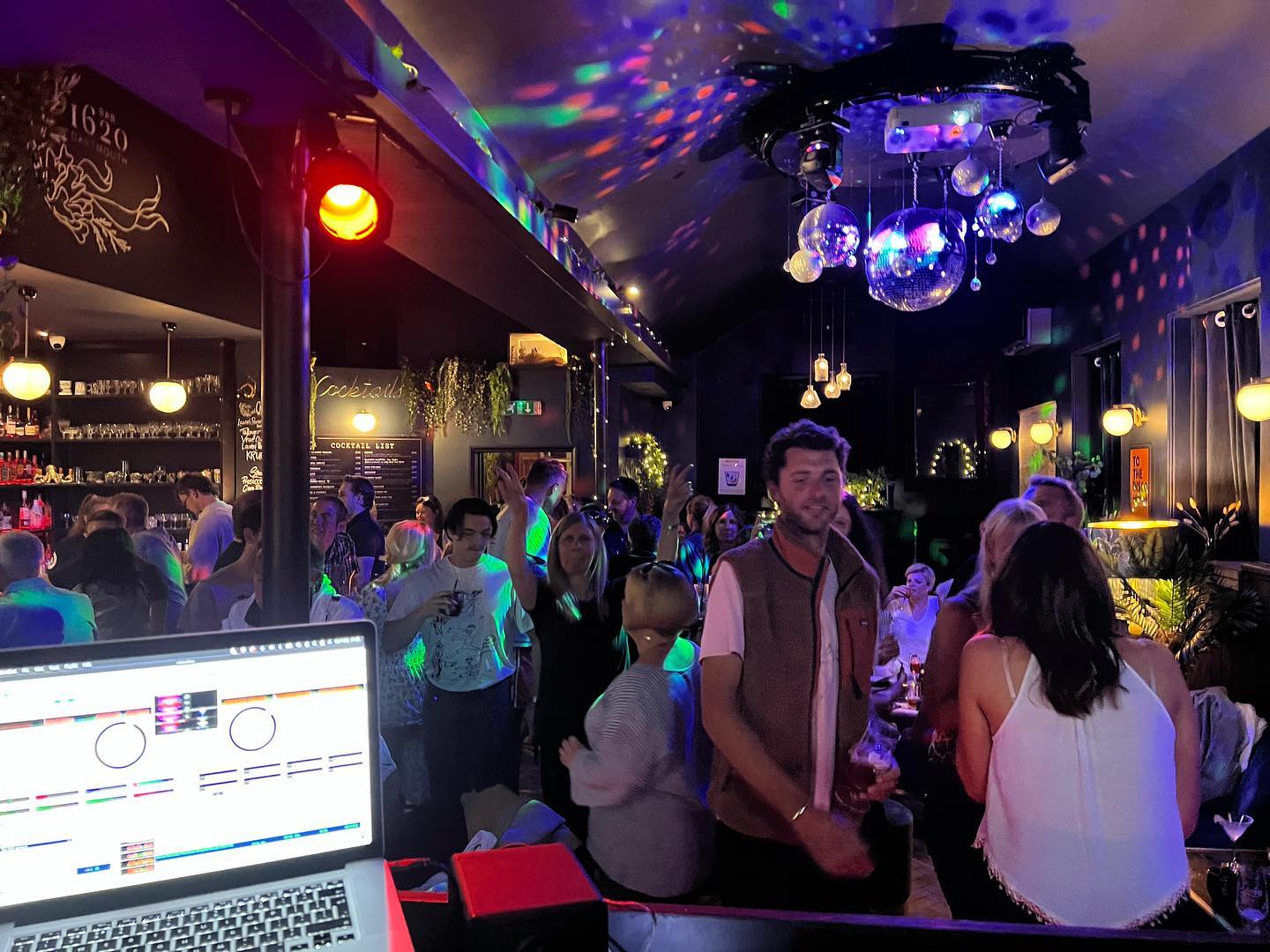 Really fun time playing at @1620dartmouth last night as part of @dartmusicfest and a superb bar and crowd too. Thanks for having me and hope to be back again soon. 
#dj #djing #housemusic #pioneerdj
