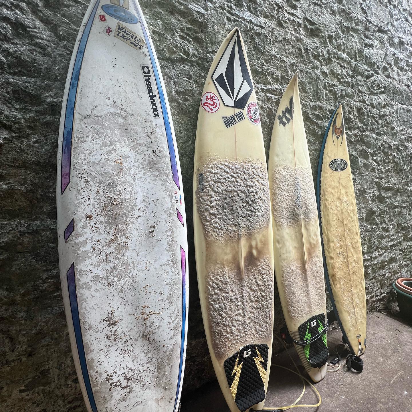 Need to get out and use one of these very soon. They’ve all seen better days (just like the owner) and I ideally need to offload a couple of them. Bic pop-out on left  is so unsinkable I could paddleboard with it, I don’t have a paddle to try the theory tho. 2nd from left is my Roger Tout 6’10” custom that I had shaped for a trip to Bali. Next is another custom by Hooded Villain, 6’6” and my fave board when I’m fit! 
The last on far right, was Hayden’s board that was gifted by a surfing friend. It’s 6’3” custom and I’d like to pass it on to anyone looking for a board for their kids. Its still usable although I’ve not personally tried it. If you’re near Torquay, Devon and want to take a look at it, DM me. :)
#surfing #surfinglife #n+1 #surfboards #rogertoutsurfboards